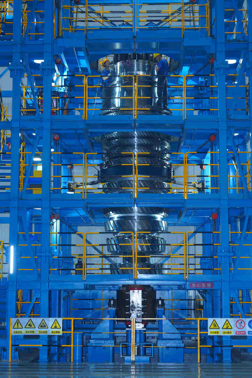 國內(nèi)首個燃機智慧制造基地輪盤高效疊裝產(chǎn)線。于喜寶供圖