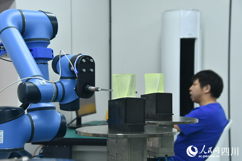 國內(nèi)首個燃機智慧制造基地高溫透平葉片精鑄數(shù)字化產(chǎn)線。人民網(wǎng) 趙祖樂攝