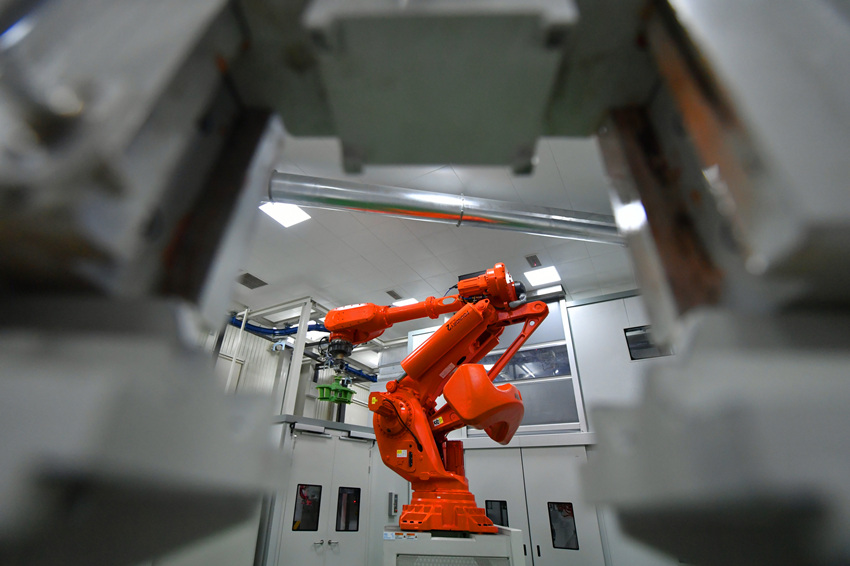 國內(nèi)首個燃機智慧制造基地高溫透平葉片精鑄數(shù)字化產(chǎn)線。劉崗供圖