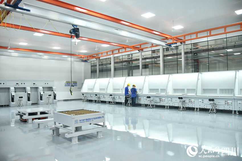 國內(nèi)首個燃機智慧制造基地高溫透平葉片精鑄數(shù)字化產(chǎn)線。人民網(wǎng) 趙祖樂攝